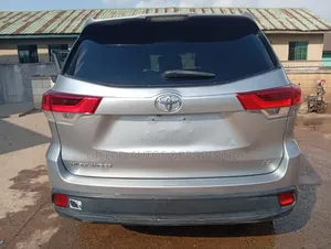 Toyota Highlander LE Plus 4dr SUV AWD (3.5L 6cyl 6A) 2015 Silver