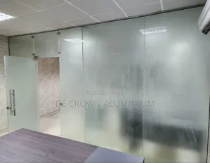 Frameless Office Partition With 10mm Frosted Glass – Modern Professi