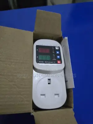 Self Resetting Automatic Voltage Current Protector Socket Ac 220v 16a