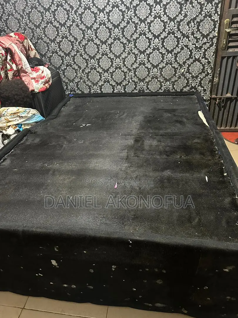 Bed/ Bedframe