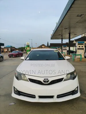 Toyota Camry SE 4dr Sedan w/Prod. End 11/13 (2.5L 4cyl 6A) 2014 White