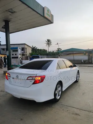 Toyota Camry SE 4dr Sedan w/Prod. End 11/13 (2.5L 4cyl 6A) 2014 White