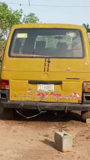 Volkswagen Transporter 2000 Yellow