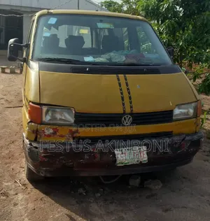 Volkswagen Transporter 2000 Yellow