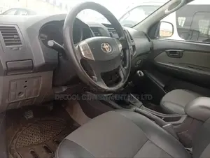 Toyota Hilux 2.5 D-4D 4X4 SRX 2012 White