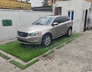 Volvo XC60 T5 Platinum AWD 2016 Gold