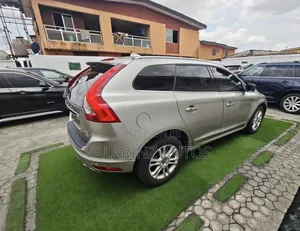 Volvo XC60 T5 Platinum AWD 2016 Gold