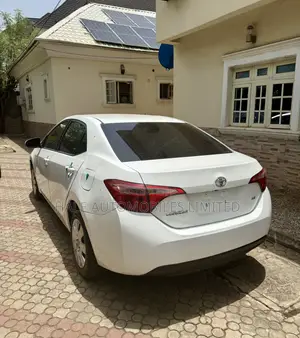 Toyota Corolla LE 4dr Sedan (1.8L 4cyl CVT) 2017 White