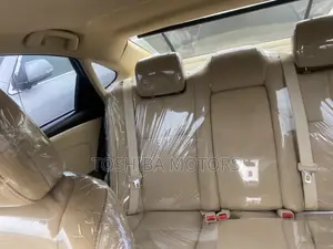 Toyota Avalon Limited 4dr Sedan (3.5L 6cyl 6A) 2015 Gold