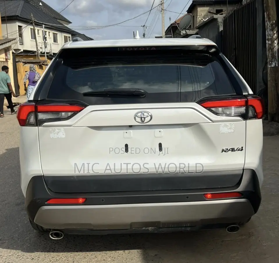 Toyota RAV4 2024 White