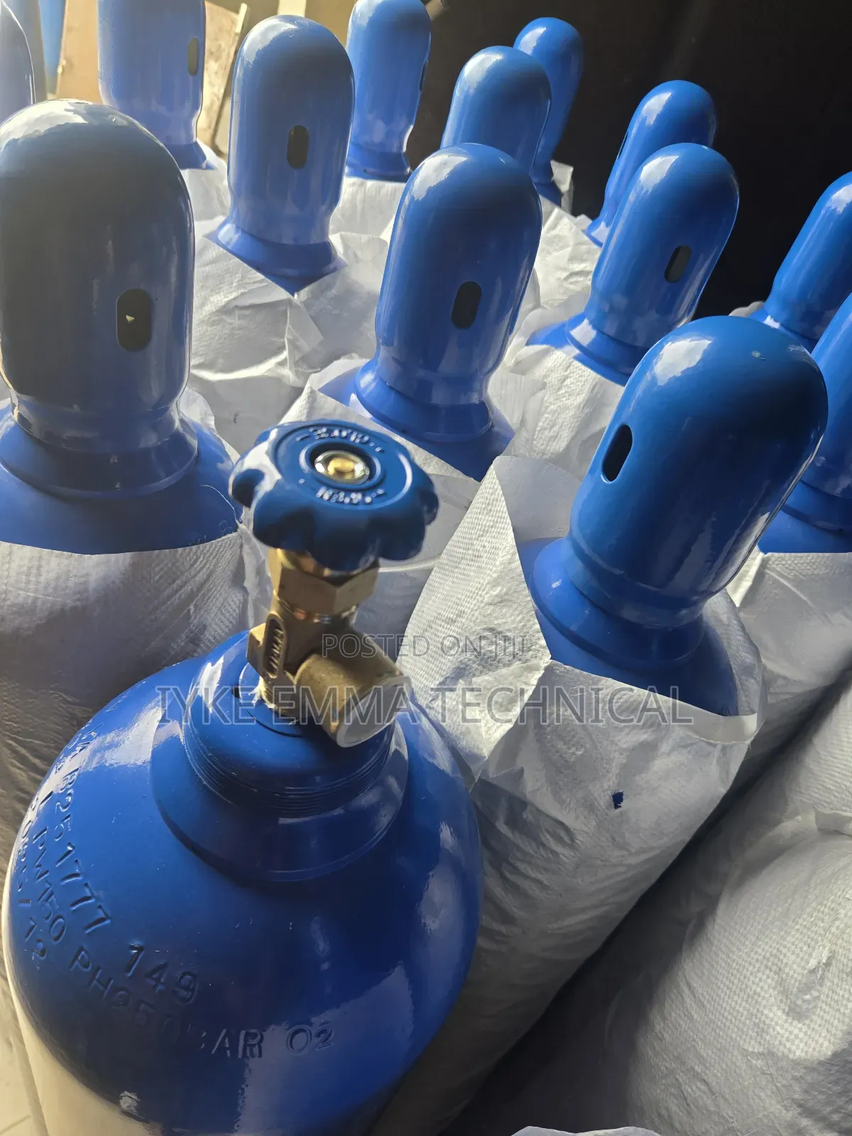High-Pressure Oxygen Gas Cylinders