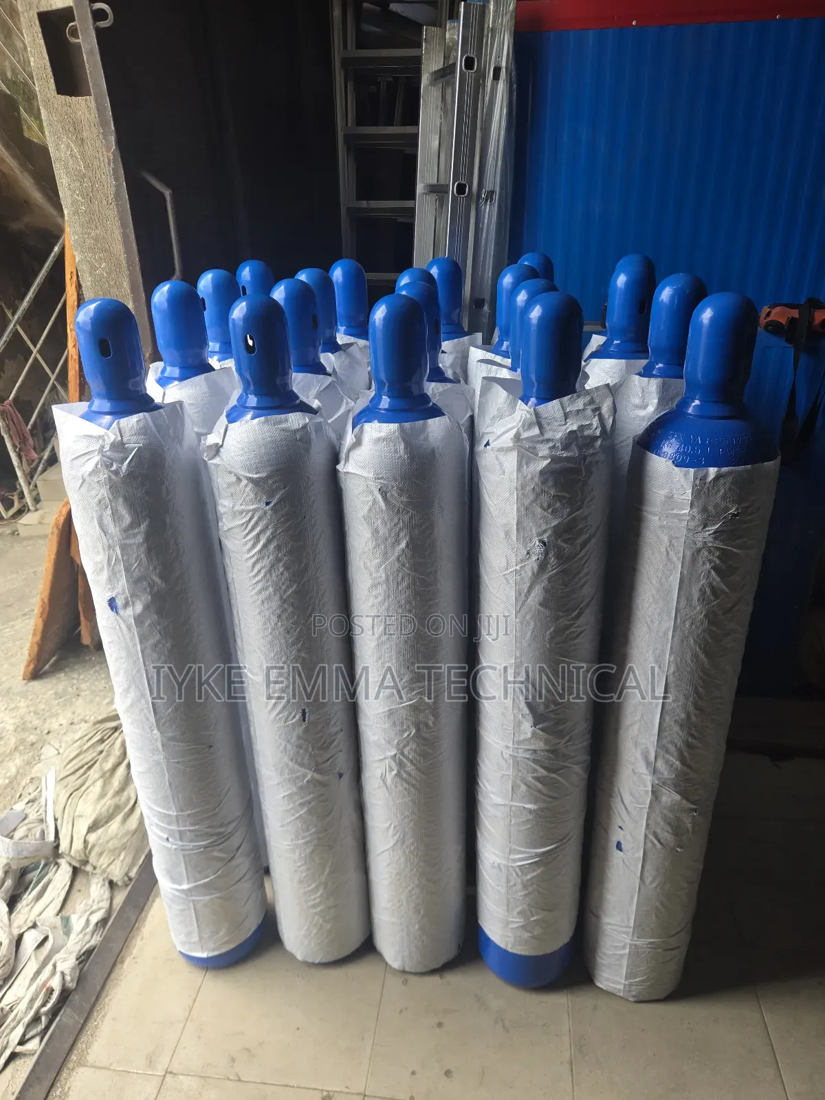High-Pressure Oxygen Gas Cylinders