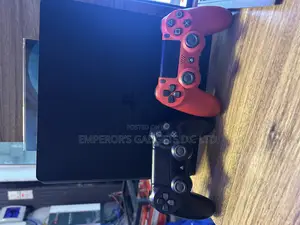 Ps 4 Slim With 2 Pads and Games Installed