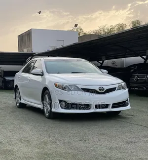 Toyota Camry SE 4dr Sedan (2.5L 4cyl 6A) 2013 White