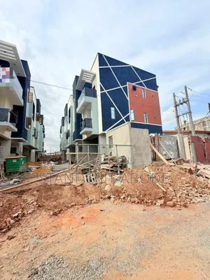 4bdrm Duplex in In An Estate, Oregun for sale