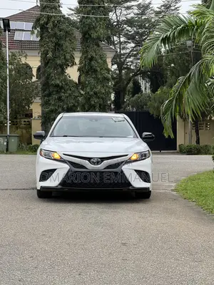 Toyota Camry SE (2.5L 4cyl 8A) 2019 White