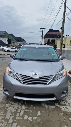 Toyota Sienna XLE 8 Passenger 2012 Gray