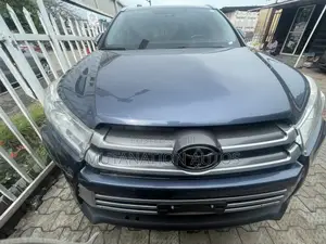 Toyota Highlander XLE 4x4 V6 (3.5L 6cyl 8A) 2018 Blue