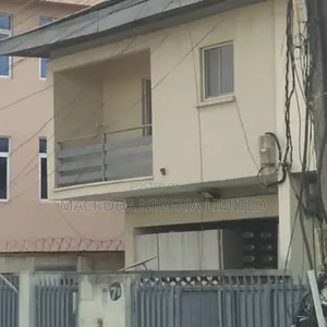 5bdrm Duplex in Off Allen Avenue for rent