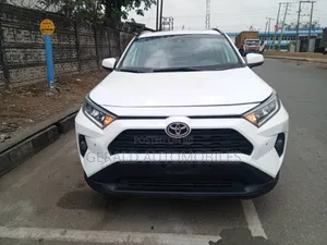 Toyota RAV4 XLE AWD 2020 White