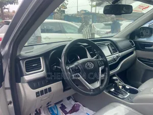 Toyota Highlander XLE 4dr SUV AWD (3.5L 6cyl 6A) 2015 Silver