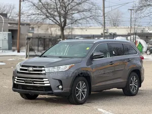 Toyota Highlander XLE 4x2 V6 (3.5L 6cyl 8A) 2017 Gray