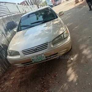 Toyota Camry LE 4dr Sedan (2.4L 4cyl 5M) 2002 Gold