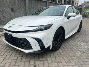 Toyota Camry SE 2025 White