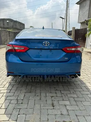 Toyota Camry SE FWD (2.5L 4cyl 8AM) 2018 Blue