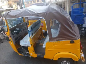 New Bajaj Avenger 180 2025 Yellow