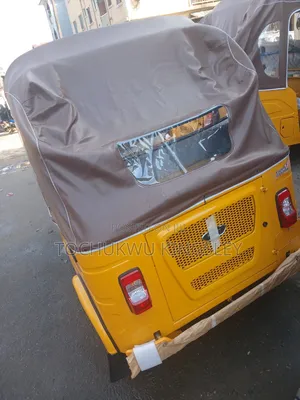 New Bajaj Avenger 180 2025 Yellow