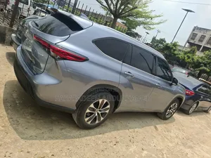 Toyota Highlander XLE 2022 Gray
