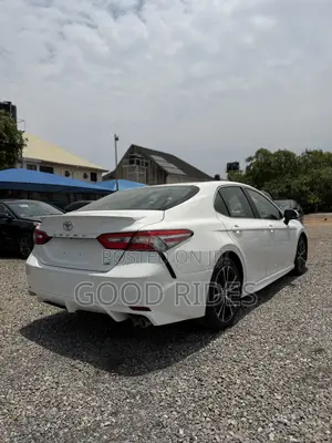 Toyota Camry SE FWD (2.5L 4cyl 8AM) 2018 White