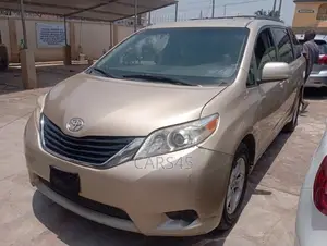 Toyota Sienna 2011 Gold