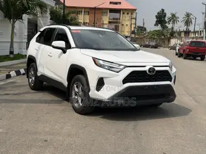 Toyota RAV4 XLE AWD 2023 White