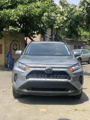 Toyota RAV4 XLE FWD 2020 Silver