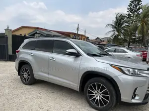 Toyota Highlander SE 4x4 V6 (3.5L 6cyl 8A) 2018 Gray