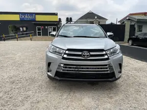 Toyota Highlander SE 4x4 V6 (3.5L 6cyl 8A) 2018 Gray