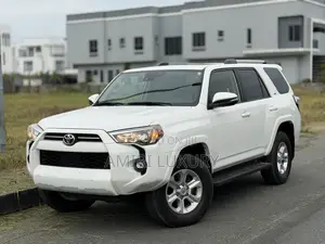 Toyota 4-Runner SR5 4WD 2023 White