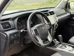 Toyota 4-Runner SR5 4WD 2023 White