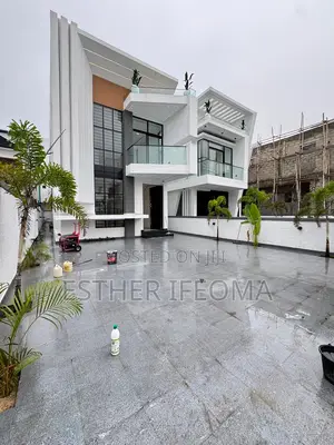 5bdrm Duplex in Chevron for sale