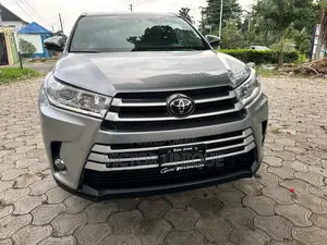 Toyota Highlander XLE 4x4 V6 (3.5L 6cyl 8A) 2018 Silver