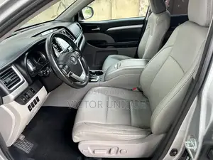 Toyota Highlander XLE 4x4 V6 (3.5L 6cyl 8A) 2018 Silver