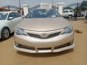 Toyota Camry XLE 4dr Sedan (2.5L 4cyl 6A) 2014 Gold