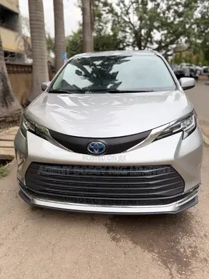Toyota Sienna XLE 8-Passenger 2021 Gold