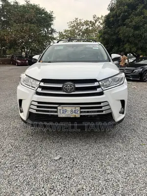 Toyota Highlander XLE 4x2 V6 (3.5L 6cyl 8A) 2017 White