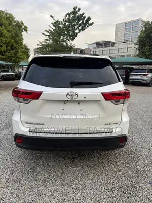 Toyota Highlander XLE 4x2 V6 (3.5L 6cyl 8A) 2017 White