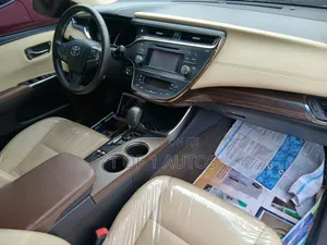 Toyota Avalon XLE Premium Sedan FWD (3.5L 6cyl 6A) 2013 Brown