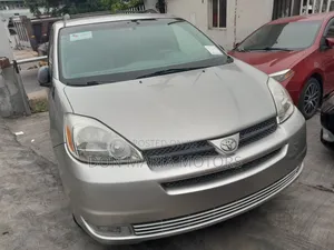 Toyota Sienna LE FWD 8-Passenger 2024 Silver