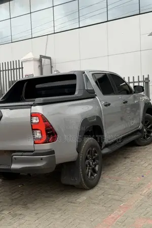 Toyota Hilux 2024 Silver